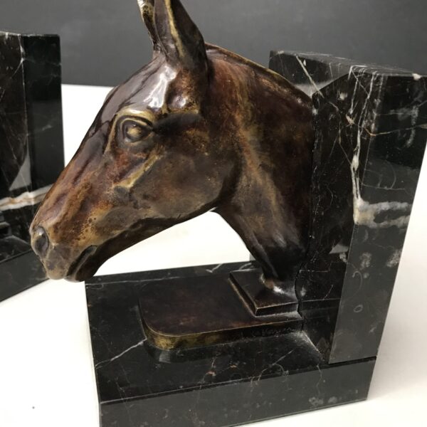 Cheval en bronze monté en serre livre art déco sur socle en marbre