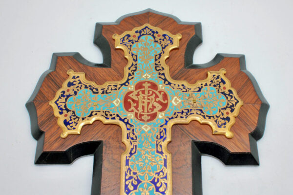 Crucifix avec bénitier en bronze doré et émail cloisonné dans le goût Barbedienne. En très bon état, petit manque d’émail branche droite de la croix. lafrenchcigogne antiquités brocante
