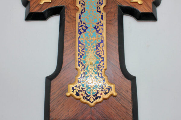 Crucifix avec bénitier en bronze doré et émail cloisonné dans le goût Barbedienne. En très bon état, petit manque d’émail branche droite de la croix. lafrenchcigogne antiquités brocante