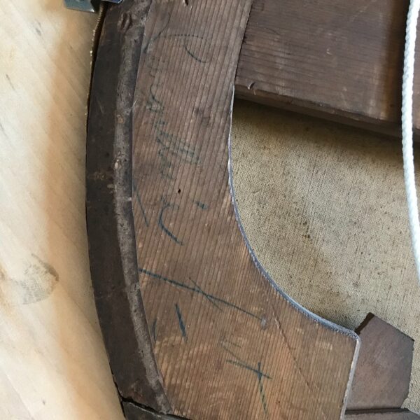 Arrière cadre portrait « Élégante » est une huile sur toile représentant un portrait féminin, intitulé Élégante, attribué à l’École française du XVIIIᵉ siècle. lafrenchcigogne