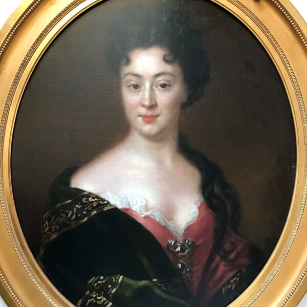 Ce portrait « Élégante » est une huile sur toile représentant un portrait féminin, intitulé Élégante, attribué à l’École française du XVIIIᵉ siècle. lafrenchcigogne