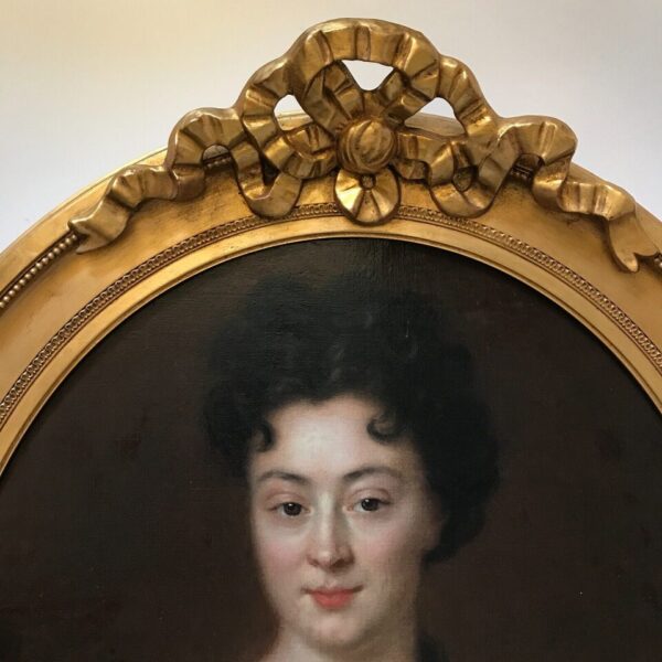 Ce portrait « Élégante » est une huile sur toile représentant un portrait féminin, intitulé Élégante, attribué à l’École française du XVIIIᵉ siècle. lafrenchcigogne