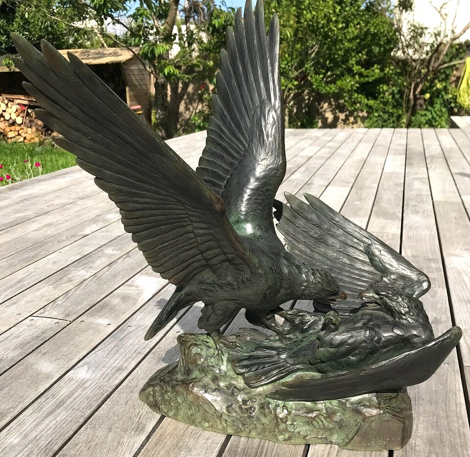 Combat d’aigles signé Louis Riché – Sculpture Art Déco en bronze à patine antique
