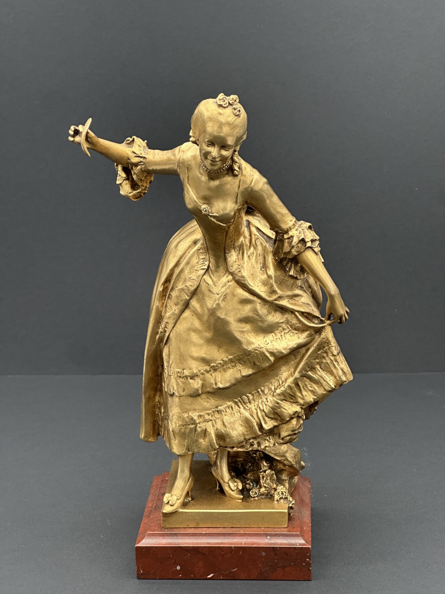 élégante en bronze doré, danseuse Louis XV