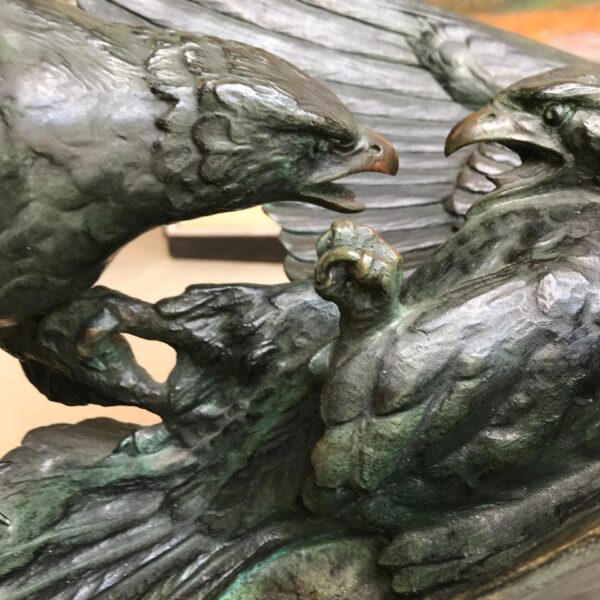 Combat d’aigles signé Louis Riché – Sculpture Art Déco en bronze à patine antique