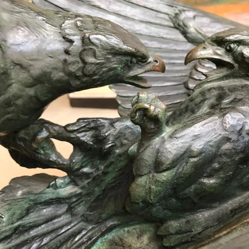 Combat d’aigles signé Louis Riché – Sculpture Art Déco en bronze à patine antique