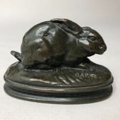 Lapin Barye Bronze Barbedienne, Lapin oreilles couchées sculpté par barye au 19e siecle et fondue par Barbedienne.