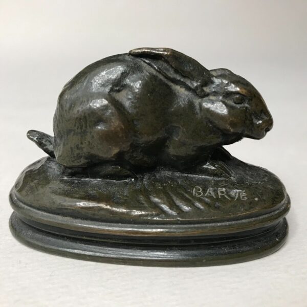 Barye Bronze Barbedienne, Lapin oreilles couchées sculpté par barye au 19e siecle et fondue par Barbedienne.