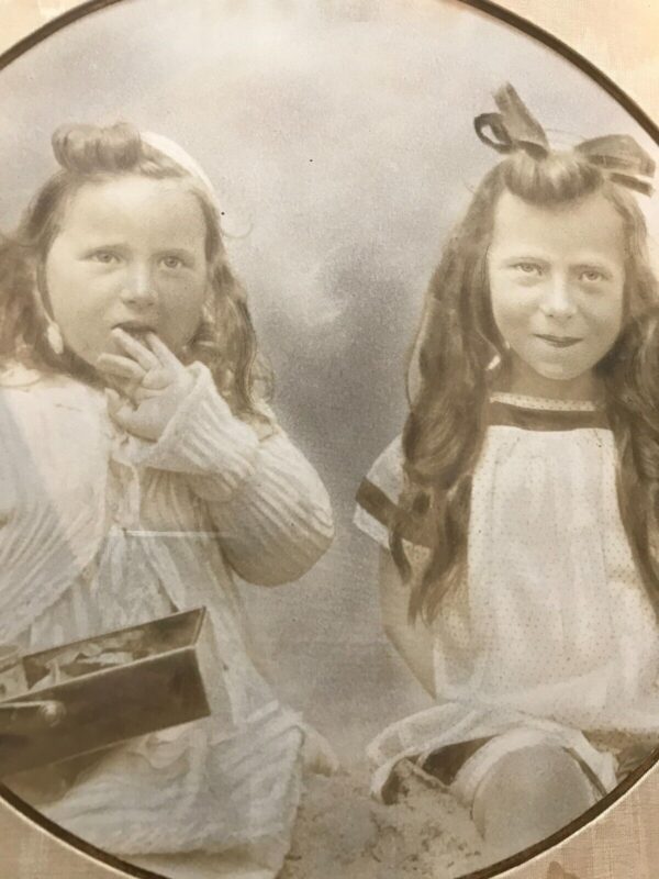Photo d'enfants encadrée XIXe de ton sépia. Fillettes dans un cadre doré en bon état. lafrenchcigogne antiquité belle brocante