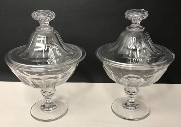 Drageoir ancien en cristal taillé à pan coupés sur piédouche - vendus par paire en très bon état chez lafrenchcigogne antiquité brocante en Bretagne