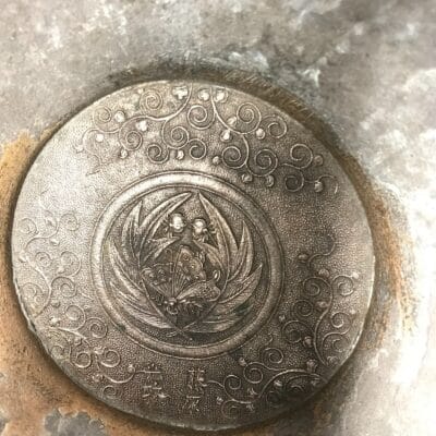 Cachet japonais ère Meiji sur un vase en bronze d'époque orné d'un dragon d'eau