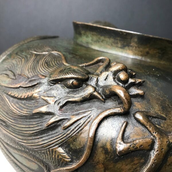 vase en bronze de l'ere meiji représentant un dragon d'eau