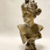 Superbe buste en bronze de Van der Straeten – Jeune femme à la coiffure fleurie – cachet Société des bronzes de Paris. Période Art Nouveau.