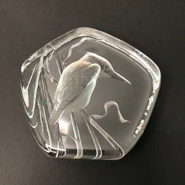 Presse papier en cristal gravé dun martin pécheur signé Mat Jonas