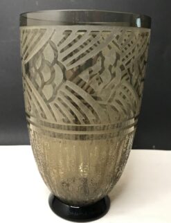 Vase art déco gravé à l'acide signé Daum Nancy à la croix de Lorraine. Vase en verre translucide à décor géométrique de fleurs.