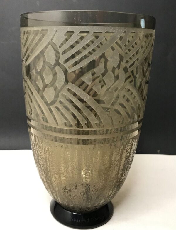 Vase art déco gravé à l'acide signé Daum Nancy à la croix de Lorraine. Vase en verre translucide à décor géométrique de fleurs.