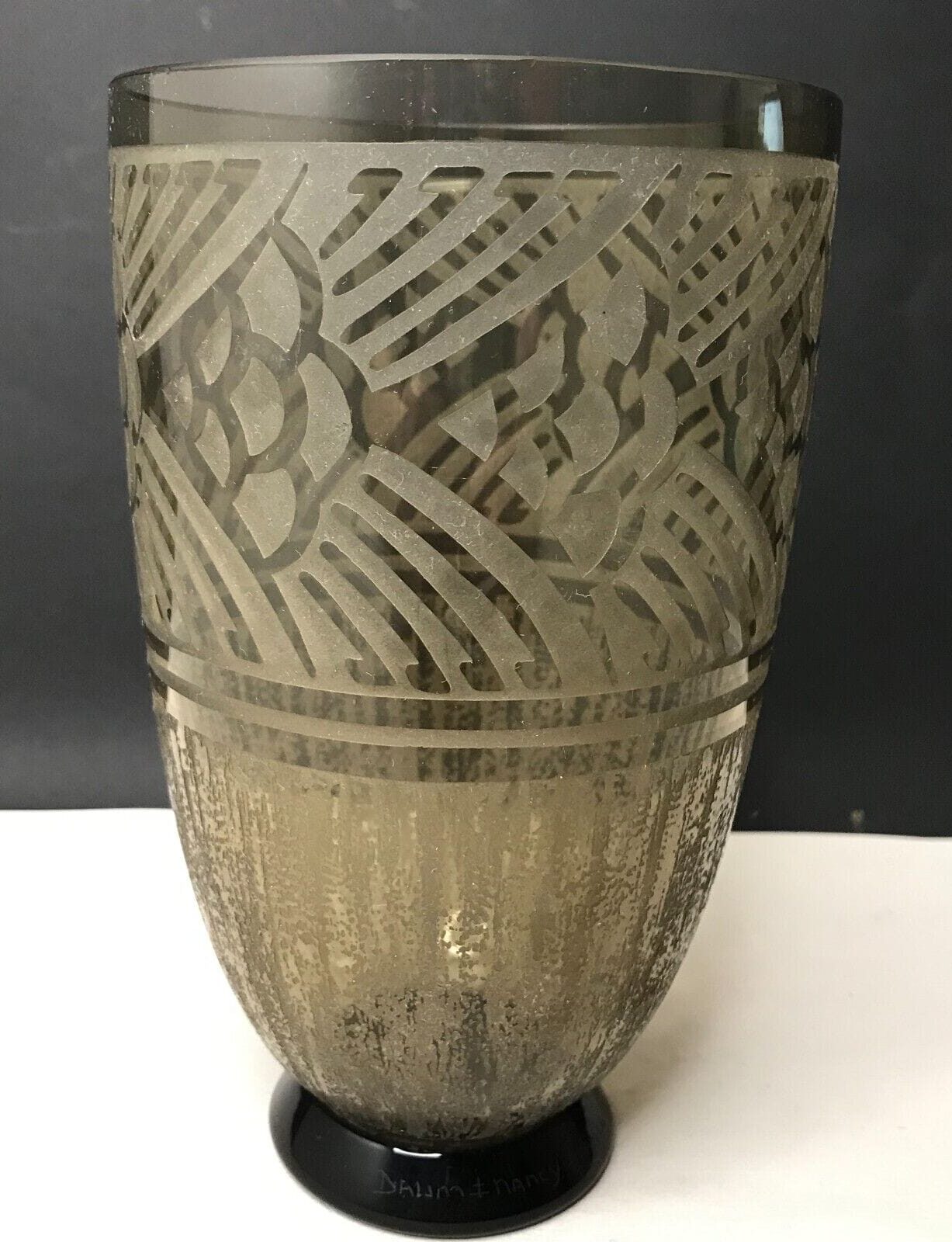 Vase art déco gravé à l'acide signé Daum Nancy à la croix de Lorraine. Vase en verre translucide à décor géométrique de fleurs.