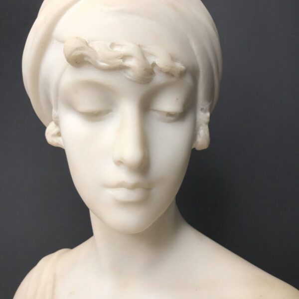 Ce magnifique buste signé Cesare Lapini en marbre blanc de Carrare est signé au dos Lapini Firenze 1899.