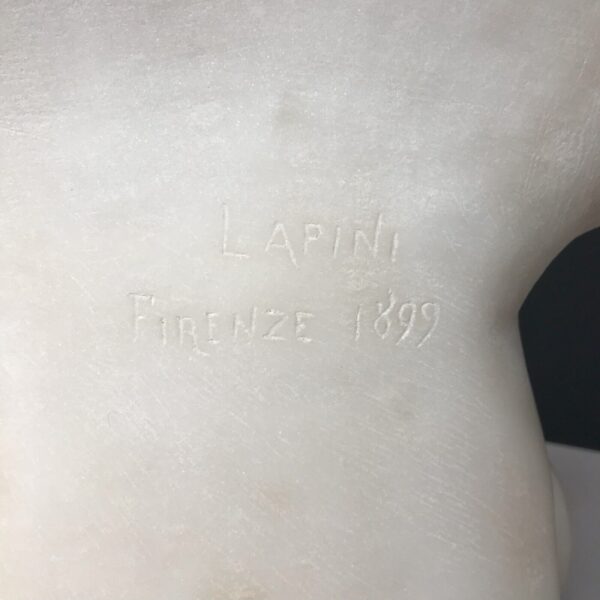Ce magnifique buste signé Cesare Lapini en marbre blanc de Carrare est signé au dos Lapini Firenze 1899.