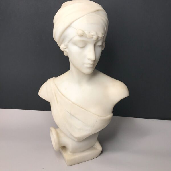 Ce magnifique buste signé Cesare Lapini en marbre blanc de Carrare est signé au dos Lapini Firenze 1899.