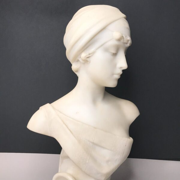 Ce magnifique buste signé Cesare Lapini en marbre blanc de Carrare est signé au dos Lapini Firenze 1899.