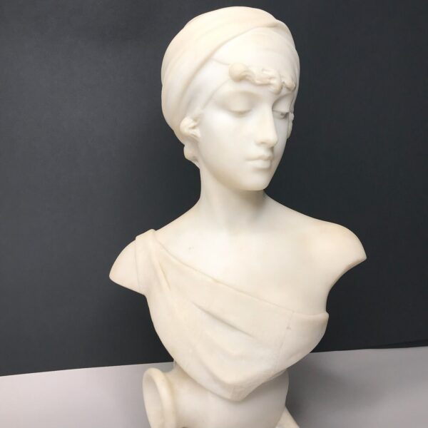 Ce magnifique buste signé Cesare Lapini en marbre blanc de Carrare est signé au dos Lapini Firenze 1899.
