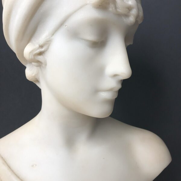 Ce magnifique buste signé Cesare Lapini en marbre blanc de Carrare est signé au dos Lapini Firenze 1899.