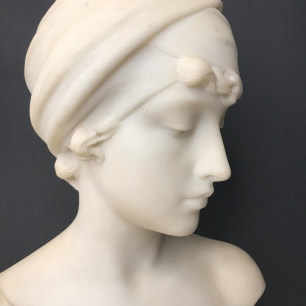 Buste en marbre blanc de Carrare est signé au dos Lapini Firenze 1899.