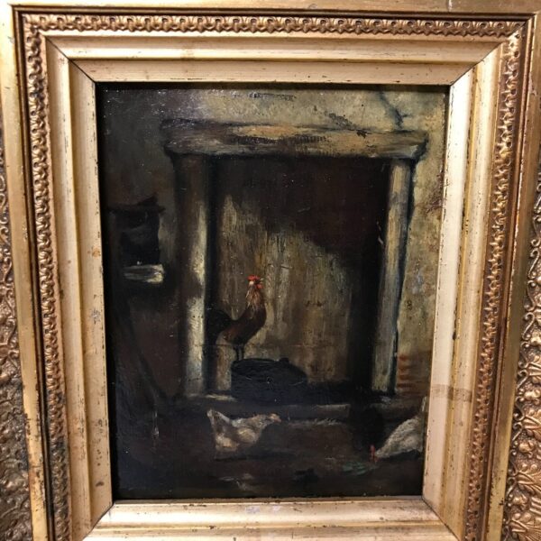 Peinture ancienne de poule et coq dans une basse cour de ferme. Tableau d'école française XIXe composé d'une huile sur panneau et d'un cadre doré.