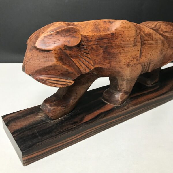 Sculpture cubiste art déco de tigre en bois signée Volynkine. Taille directe malingerer en palissandre signée. lafrenchcigogne antiquité Bretagne