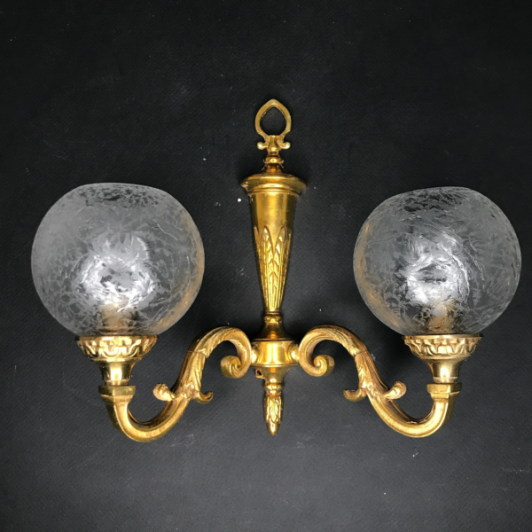 Applique néoclassique 19e en bronze doré et verre, électrifiée,  antique vintage