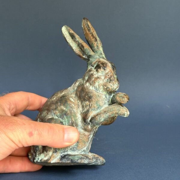 LIÈVRE ASSIS en fonte de fer patinée animaux lapin ferme ancien authentique