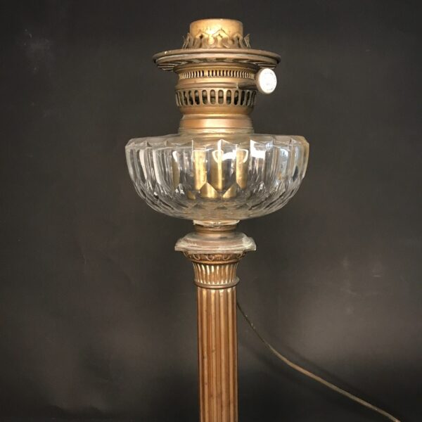lampe à pétrole sur colonne à l'antique en bronze