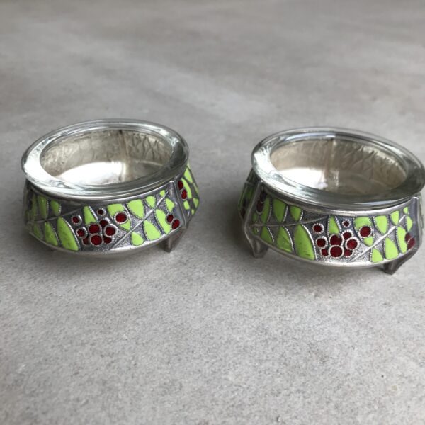 paire de salières art deco en metal argenté et décor végétal émaillé