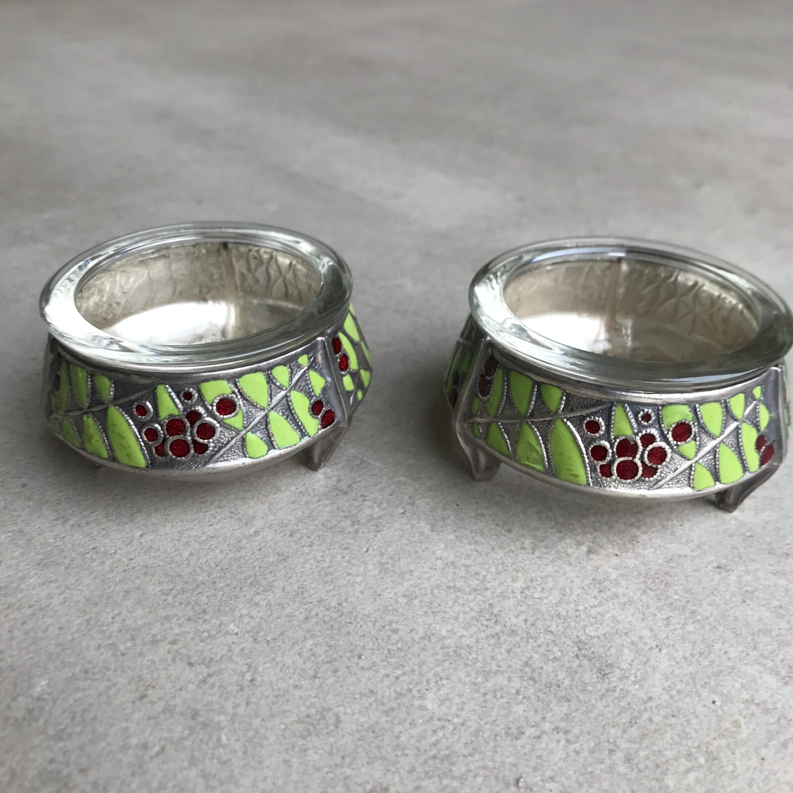 paire de salières art deco en metal argenté et décor végétal émaillé